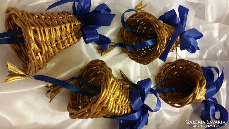 Kézműves karácsonyfadísz vesszőből font, aranyszínű csengettyűk kék szalaggal - karácsonyi dekoráció