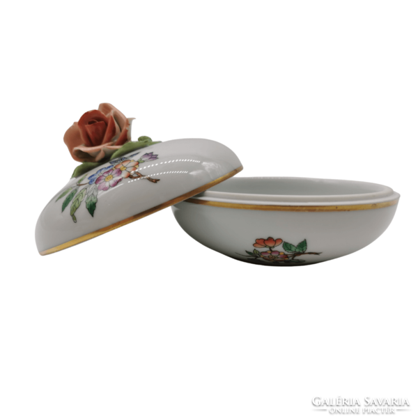 Bonbonier with Victoria pattern from Herend with rose decoration on top m01480