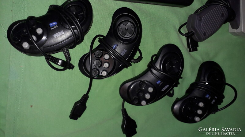 Nagyon szép állapotú SEGA MEGADRIVE 2 16 BIT JÁTÉKKONZOL  + pisztoly és 4db joystick a képek szerint