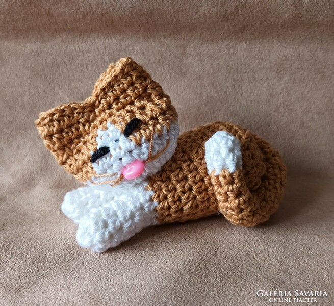 Crocheted cat red and white 12 cm