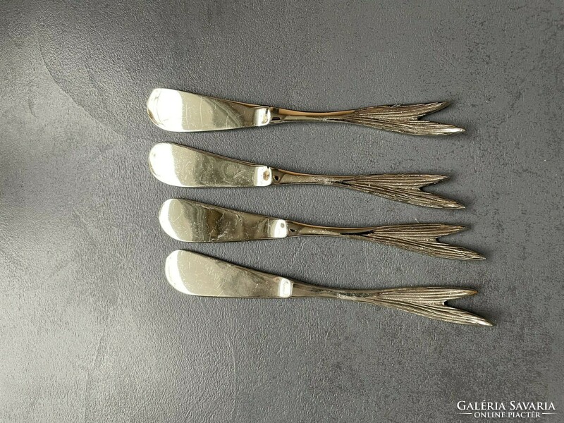 Nice set of 4 butter knives with a fish tail