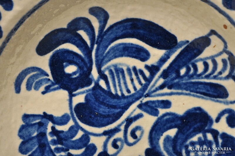 Korondi kék madaras tányér, Tófalvi Lajos jelzett.