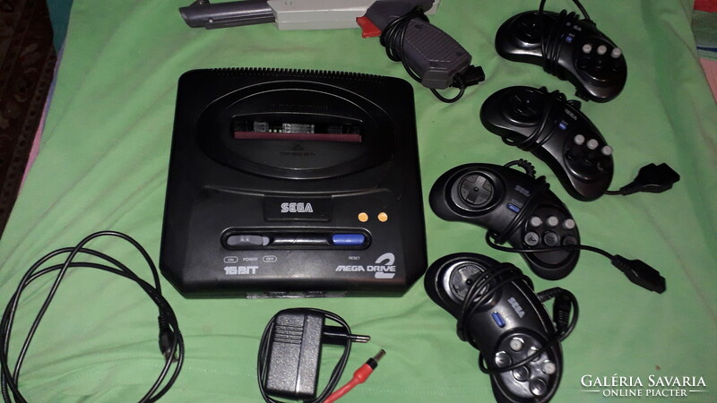 Nagyon szép állapotú SEGA MEGADRIVE 2 16 BIT JÁTÉKKONZOL  + pisztoly és 4db joystick a képek szerint