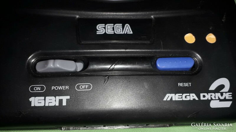 Nagyon szép állapotú SEGA MEGADRIVE 2 16 BIT JÁTÉKKONZOL  + pisztoly és 4db joystick a képek szerint