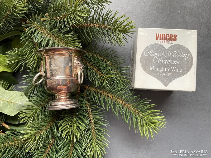 Gyűjtői angol Royal Wedding emléktárgy - mini ezüstözött borhűtő kehely, Made by Viners of Sheffield