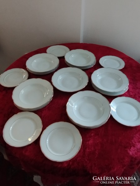Fehér porcelán jelzett tányérok 17 db.