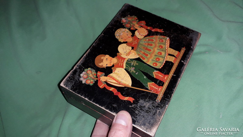 Antik kézzel festett népviseletes pár dísz kártyadoboz fából 12 x 16 x 5,5 cm a képek szerint