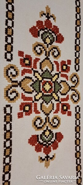 Old large pattern embroidered table runner (m4299)