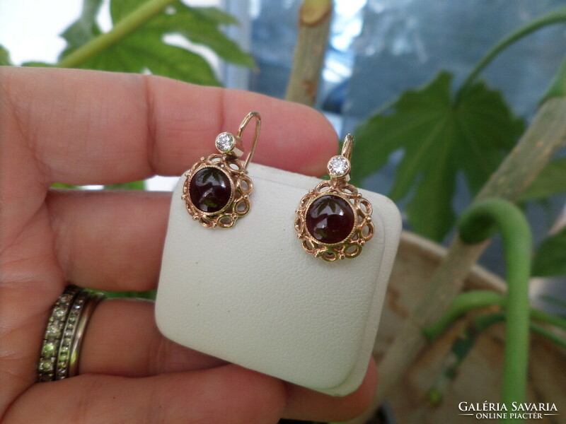 Gold earrings with a pair of garnets and brilles