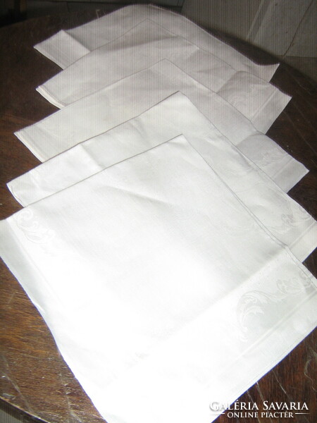 Beautiful white rose and acanthus leaf patterned damask napkin new