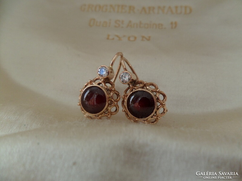 Gold earrings with a pair of garnets and brilles