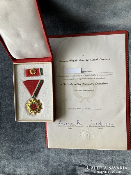 Liberation jubilee commemorative medal with miniature in box with donation document