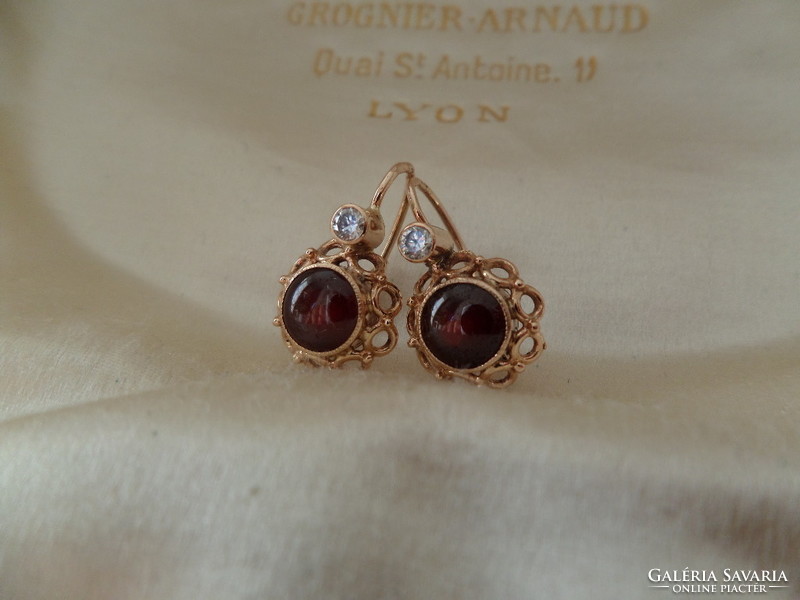 Gold earrings with a pair of garnets and brilles