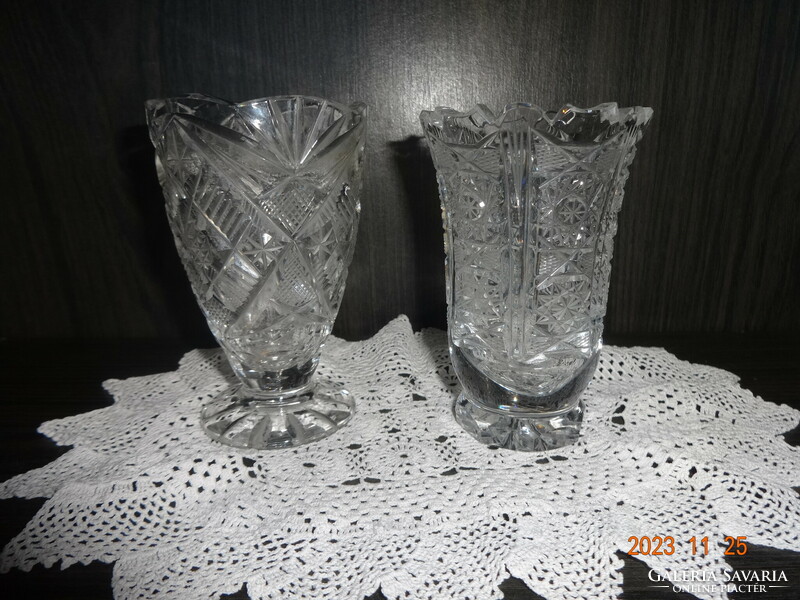 Pair of footed crystal vases, 10 cm high