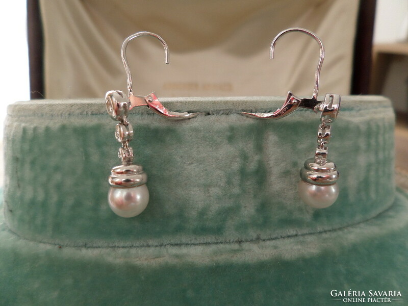 A pair of white gold earrings with akoya pearls and glasses