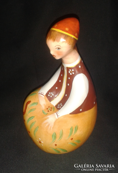 Bodrogkeresztúri kerámia figura (  ülő lány figurás szobor )