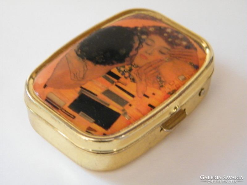 Small medicine box with Klimt kiss pattern top, box