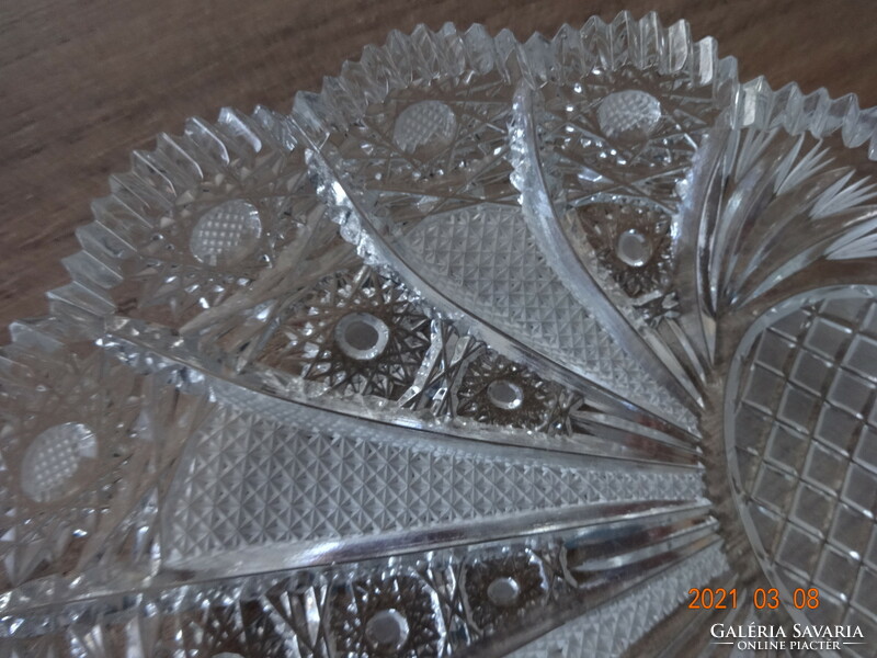 Beautiful, richly polished crystal bowl, offering