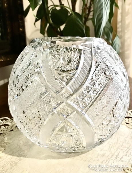 Gyönyörű gömb alakú ólomkristály váza