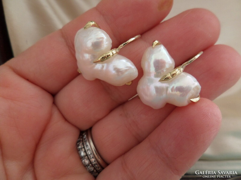 Golden birdclaw earrings with a pair of huge amorphous pearls