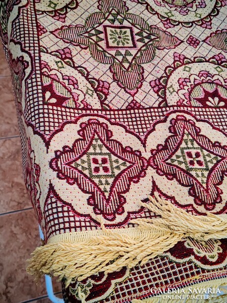 Beautiful tapestry pattern wall carpet, wall protector 152 x 61 cm + fringe in perfect condition