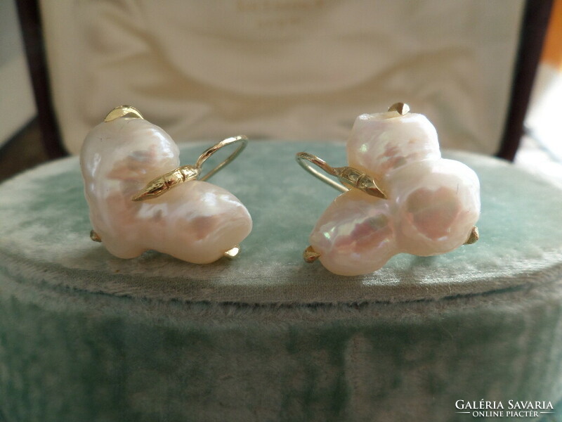 Golden birdclaw earrings with a pair of huge amorphous pearls