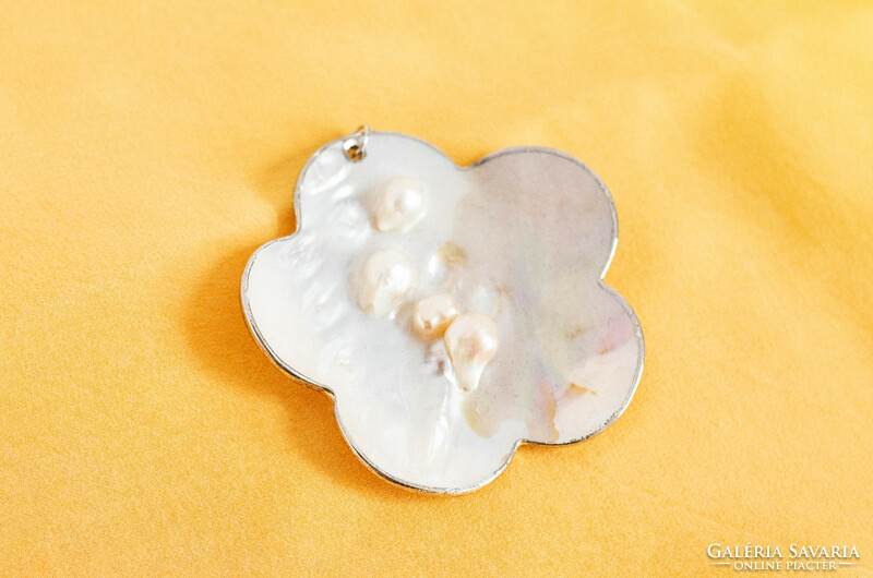 Vintage flower-shaped mother-of-pearl pendant - the birth of pearls