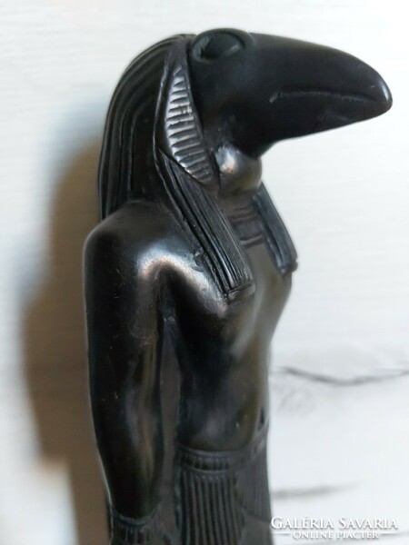 Fekete Hórusz kerámia szobor