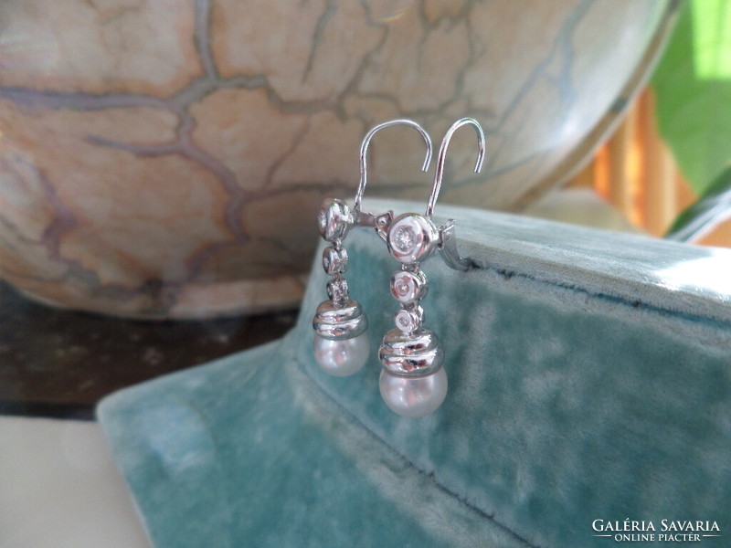 A pair of white gold earrings with akoya pearls and glasses