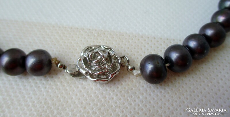 Szép régi valódi  sötétebb színű gyöngy nyaklánc rózsa kapoccsal