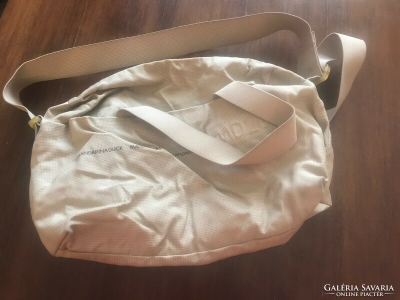 Mandarinaduck md20 brand, barely used handbag. Drape, fabric, with a strap that can also be hung on the shoulder.
