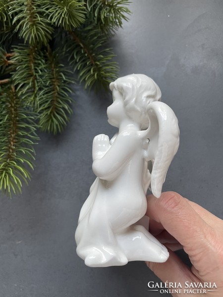 Szép kidolgozású imádkozó, hófehér porcelán angyalka mécsestartó