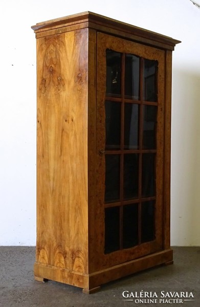 1P494 Antik Biedermeier üveges szekrény vitrin gyökérfurnér díszes ajtóval 177 cm