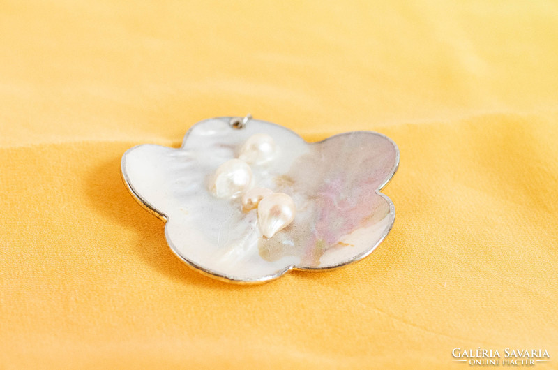 Vintage flower-shaped mother-of-pearl pendant - the birth of pearls