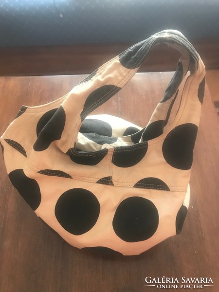 Funny hand bag made of soft material with black dots. Inside with a zipped compartment. 30 X 46 cm