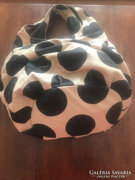 Funny hand bag made of soft material with black dots. Inside with a zipped compartment. 30 X 46 cm