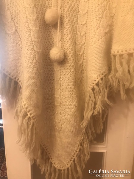 Hand-knitted burda poncho. Completely new, unused. Made of thick cotton. White color. Back length: 1 m