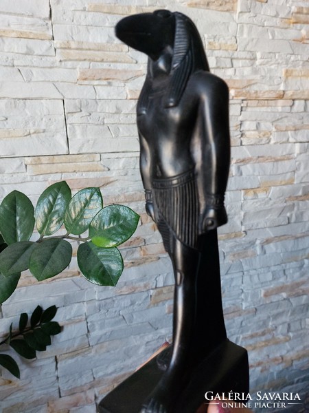 Fekete Hórusz kerámia szobor