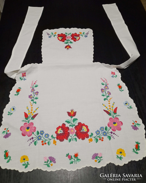 Embroidered Kalocsa pattern apron in good condition