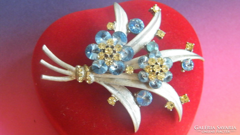 Wonderful blue flower bouquet brooch