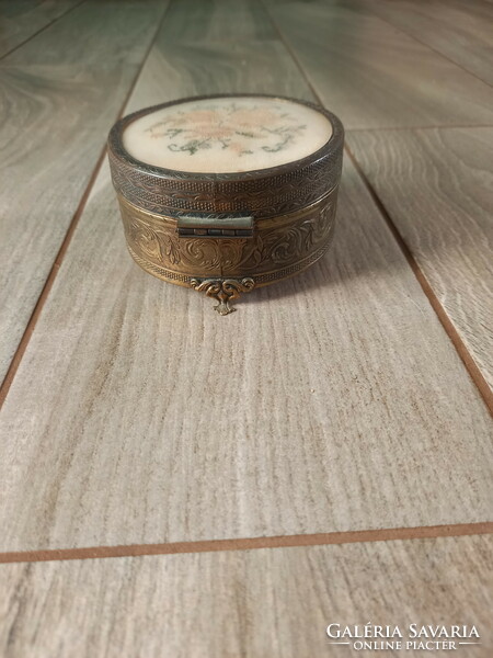 Wonderful old copper jewelry box (9.3x5.5 cm)