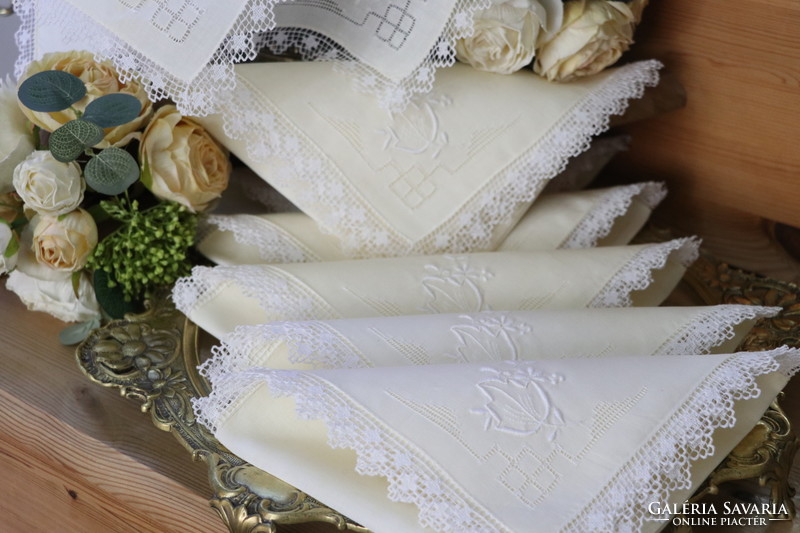 Napkins with a beaten lace edge