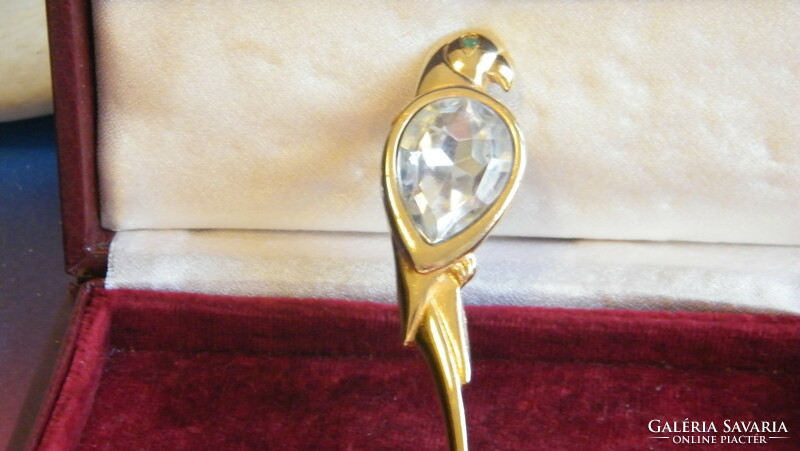 Gold-plated, faceted stone parrot brooch