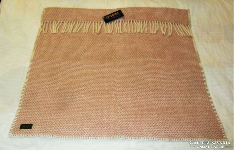 New label, tweedmill wool baby blanket / stroller blanket. 69 X 74 cm.