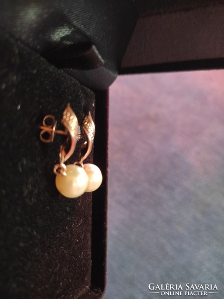 14K gold earrings with a pair of cultured pearls