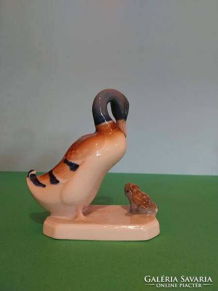 Royal Dux Békával játszó kacsa