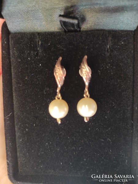 14K gold earrings with a pair of cultured pearls