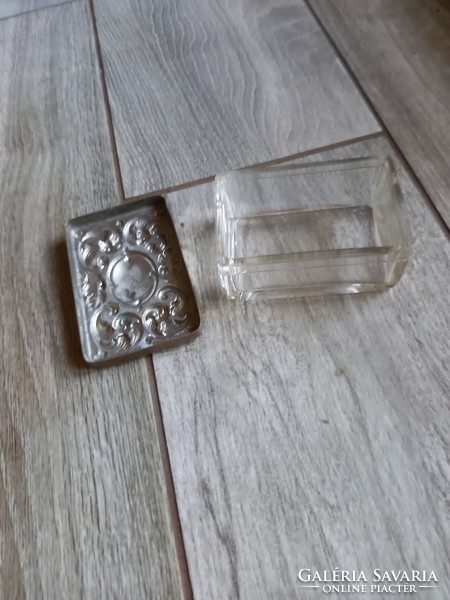 Pazar antik ékszertartó üveg doboz rezezett fém fedéllel (8,3x5,5x3,8 cm)