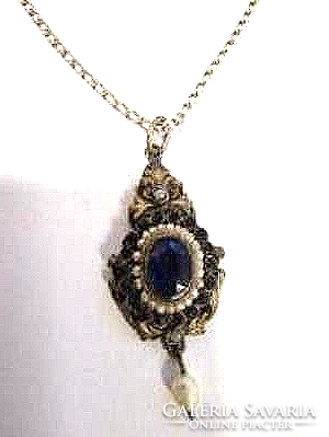 Medál ékszer régi egyedi készítésű kék kövekkel és gyöngyökkel körben alul egy barokk gyöngy ezüst