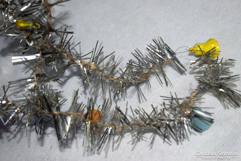 Régi ,drótra tekert ezüst színű  boa színes csengettyűkkel karácsonyfadísz  150cm